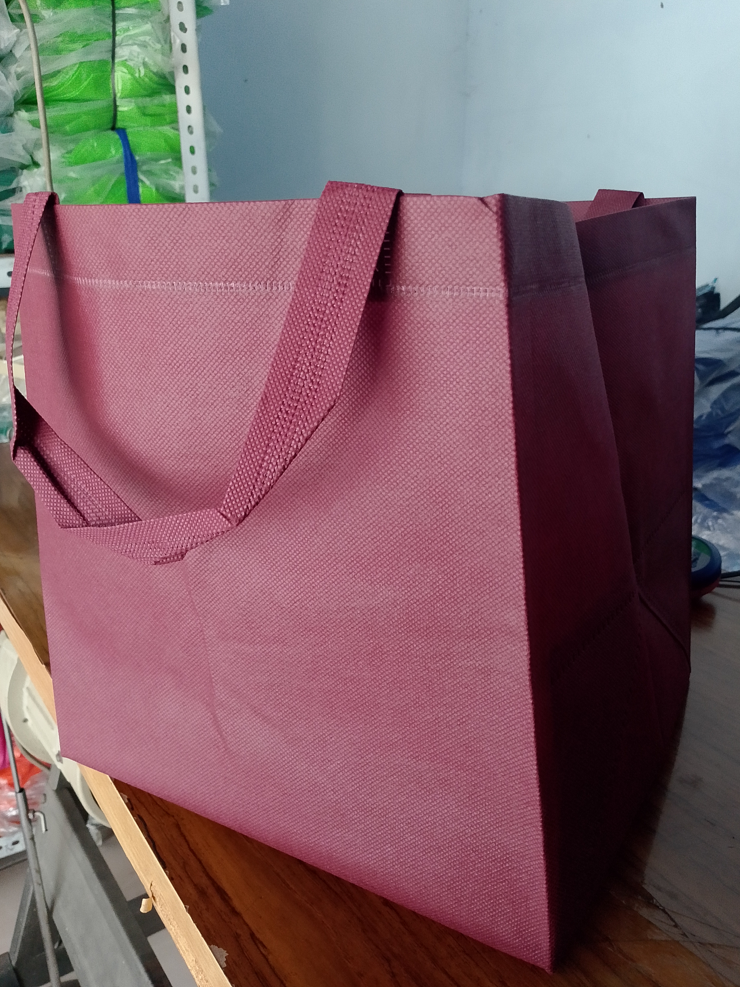 Tas Hajat pres polos warna maroon box 25